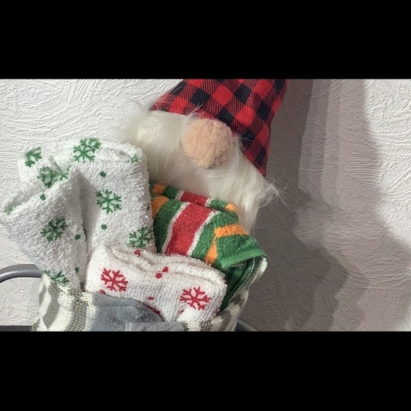 NEW - Fabric Gnome Helper holding 3 towels 🥰 14” tall x 6” diameter about - Picture 2 of 4